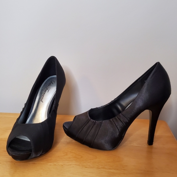 Lulu Townsend Shoes - Donated: Lulu Townsend Lt Daffodil Pumps